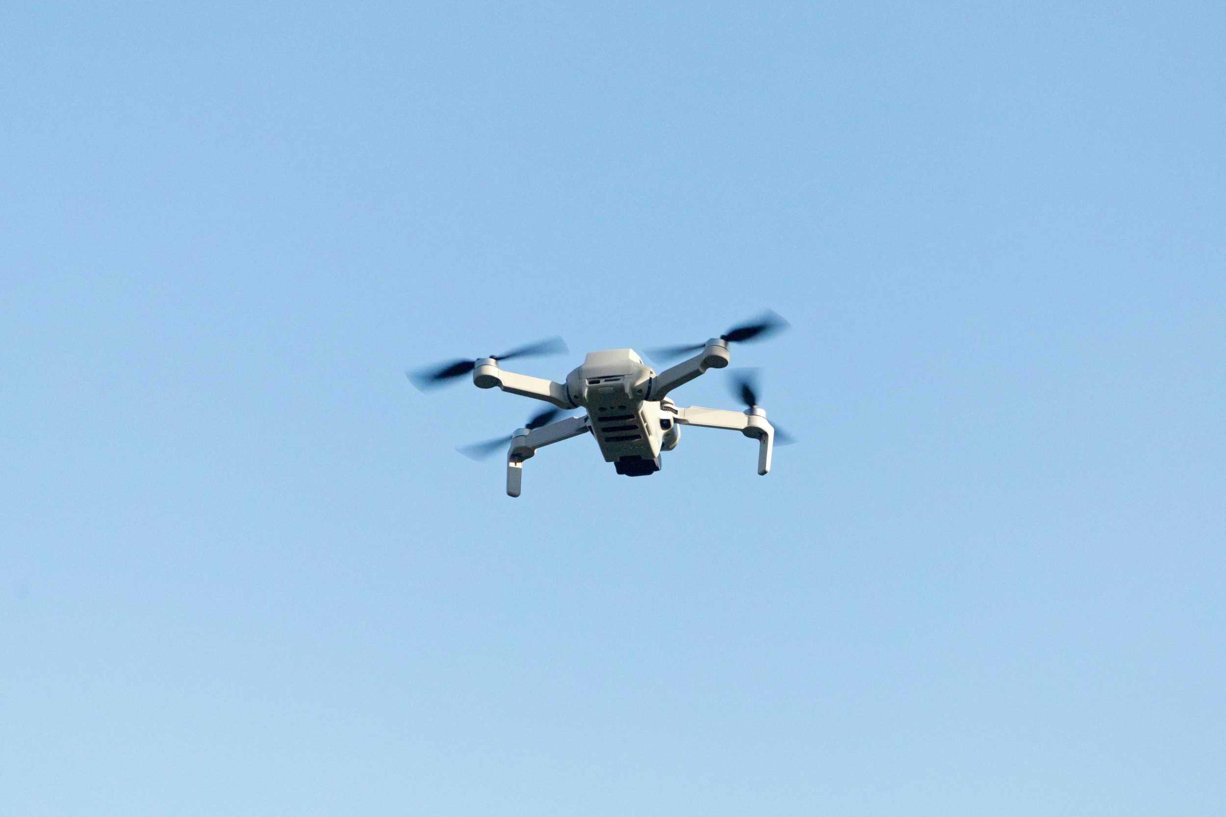 Foto de Paul Oor: https://www.pexels.com/es-es/foto/volador-tecnologia-cielo-azul-artilugio-10809187/