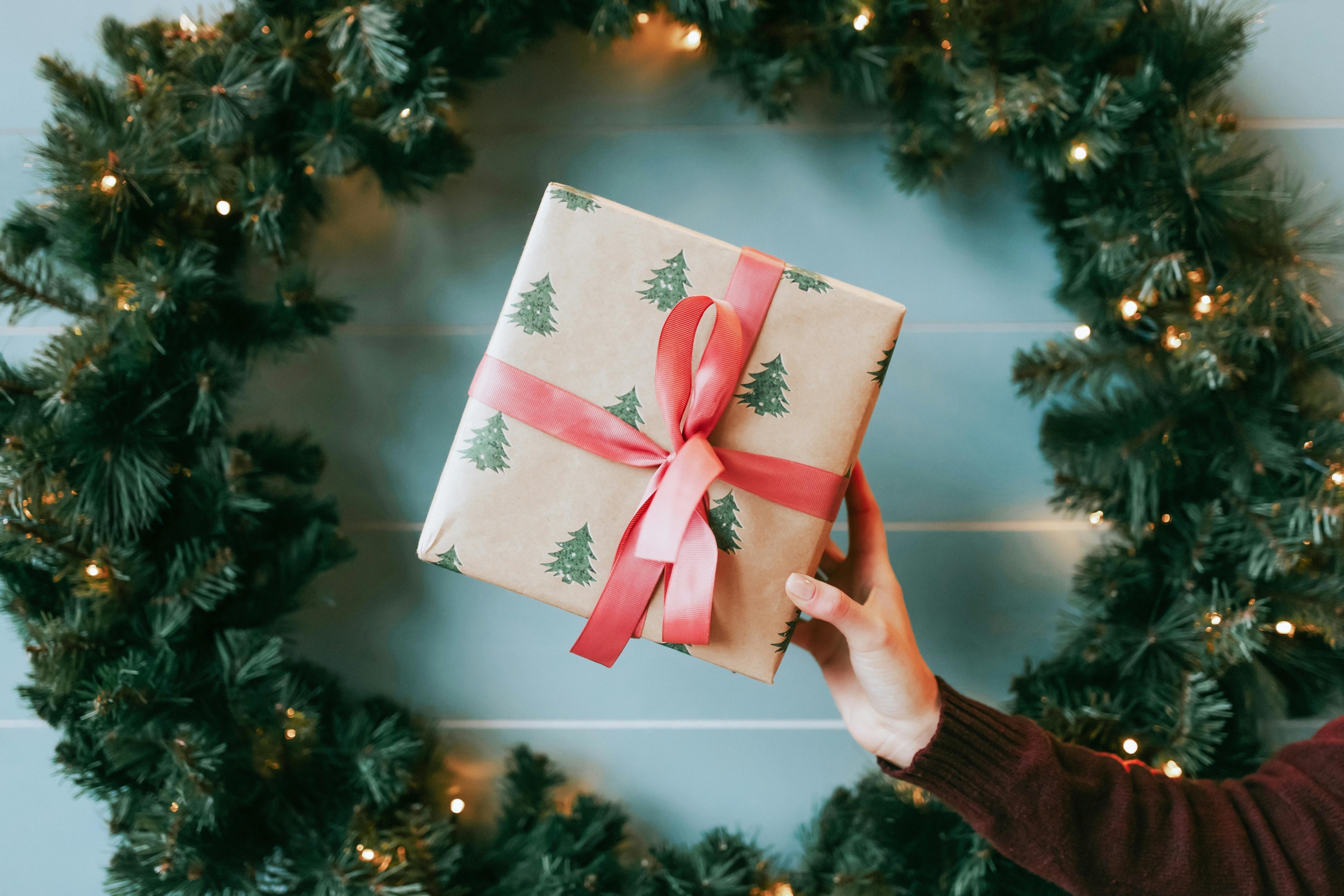 Foto de Vladislav Murashko: https://www.pexels.com/es-es/foto/caja-de-regalo-floral-blanca-y-roja-6117339/
