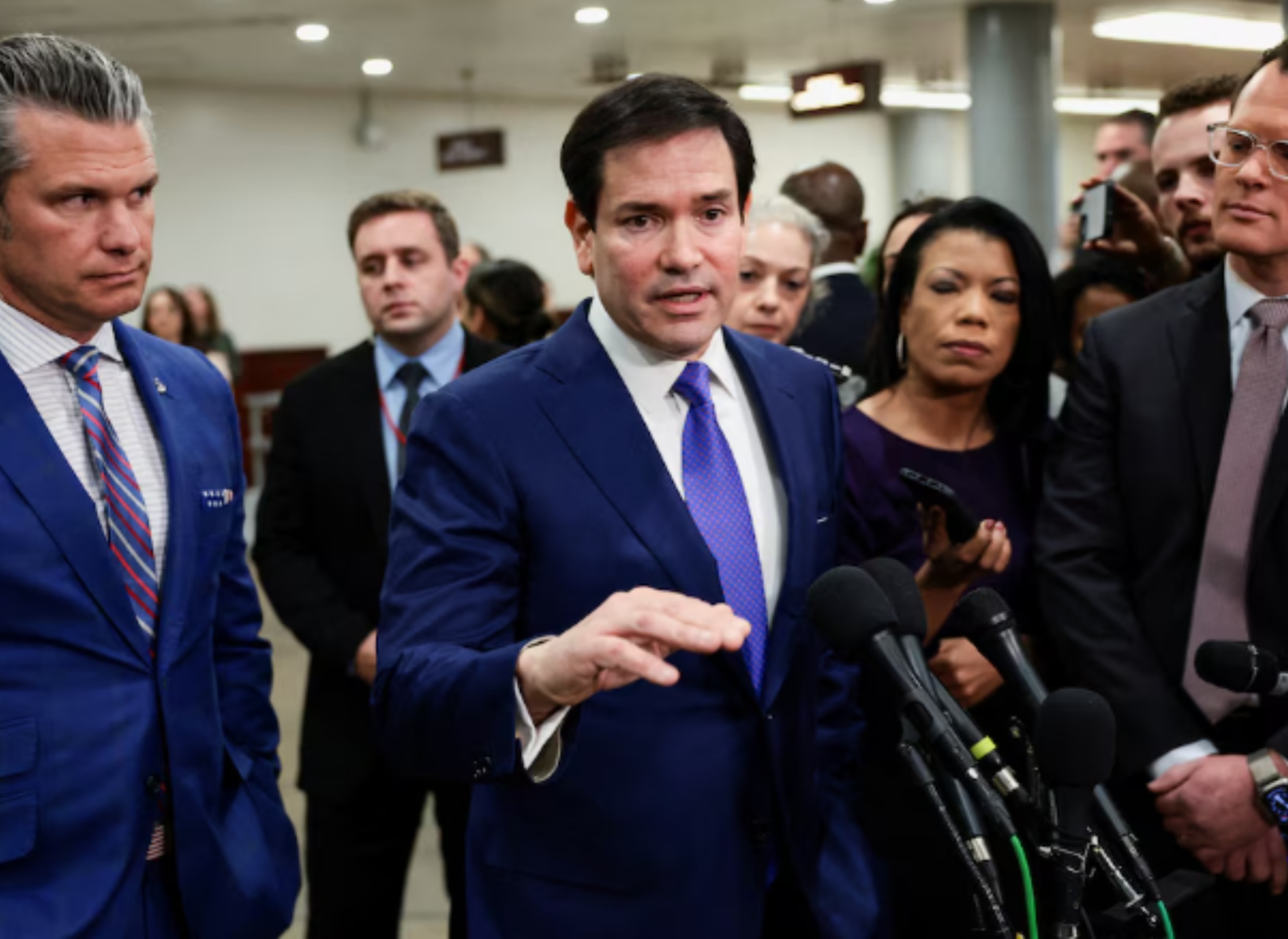 Marco Rubio, el secretario de Estado de Estados Unidos, junto a Pete Hegseth, secretario de Defensa de Estados Unidos.