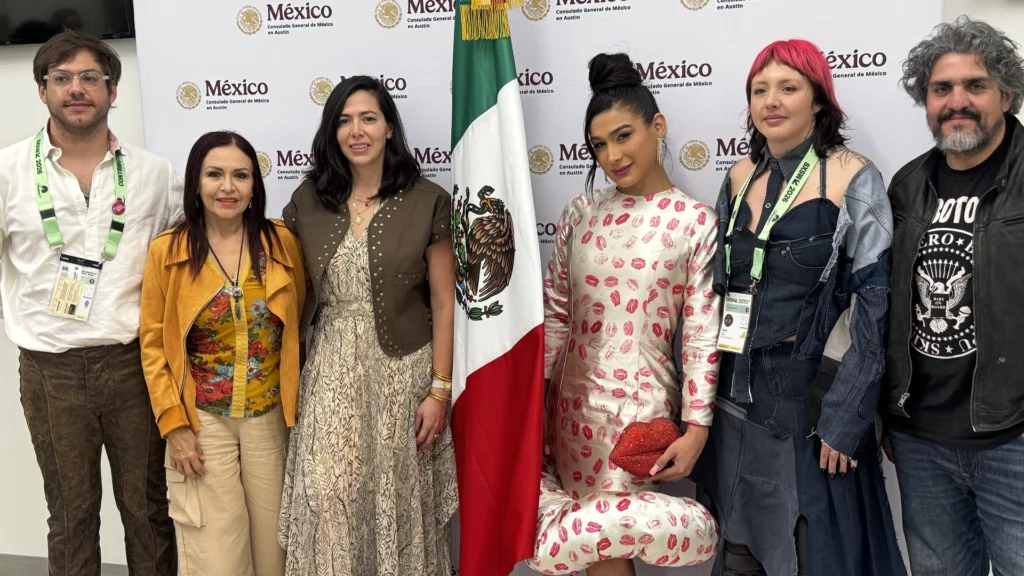 Elenco de Mickey con su directore Dano García | Foto: Austin Latino / Jorge Iturralde