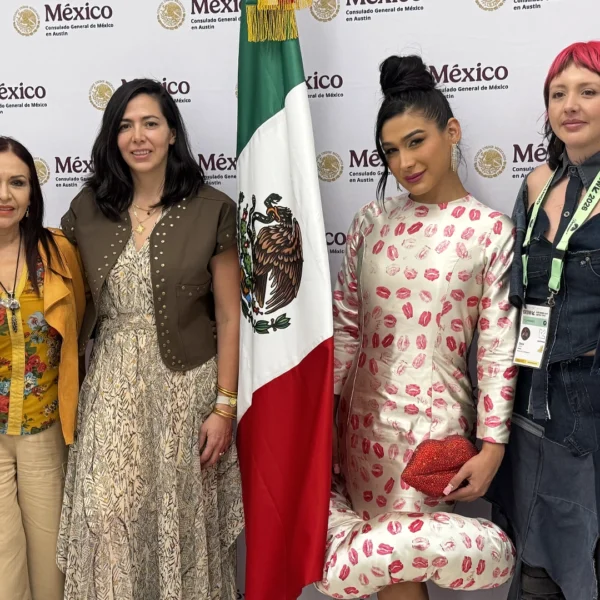 Elenco de Mickey con su directore Dano García | Foto: Austin Latino / Jorge Iturralde