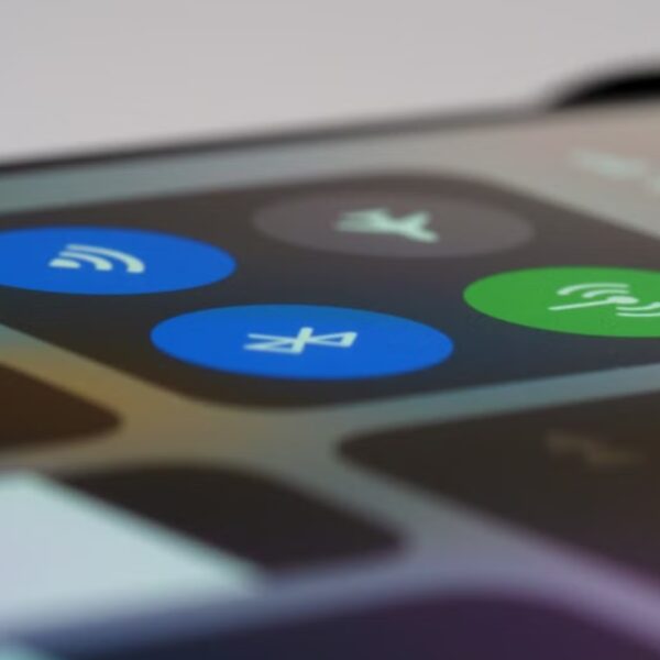 Foto de Brett Jordan: https://www.pexels.com/es-es/foto/telefono-inteligente-telefono-movil-pantalla-tactil-de-cerca-8829442/