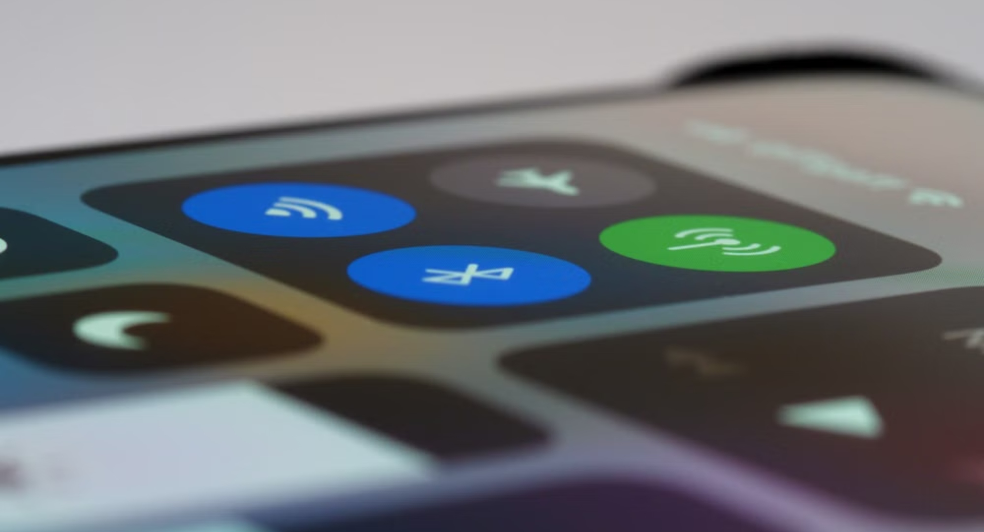 Foto de Brett Jordan: https://www.pexels.com/es-es/foto/telefono-inteligente-telefono-movil-pantalla-tactil-de-cerca-8829442/