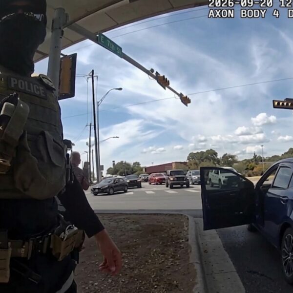 (Cortesía de taken from video provided by Austin Police)