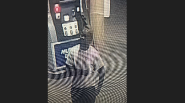 Identifican a la víctima de homicidio en Norwood Park Boulevard y difunden descripción del agresor - Austin Latino Grainy security cam image of a person in a light shirt and dark pants standing near equipment.